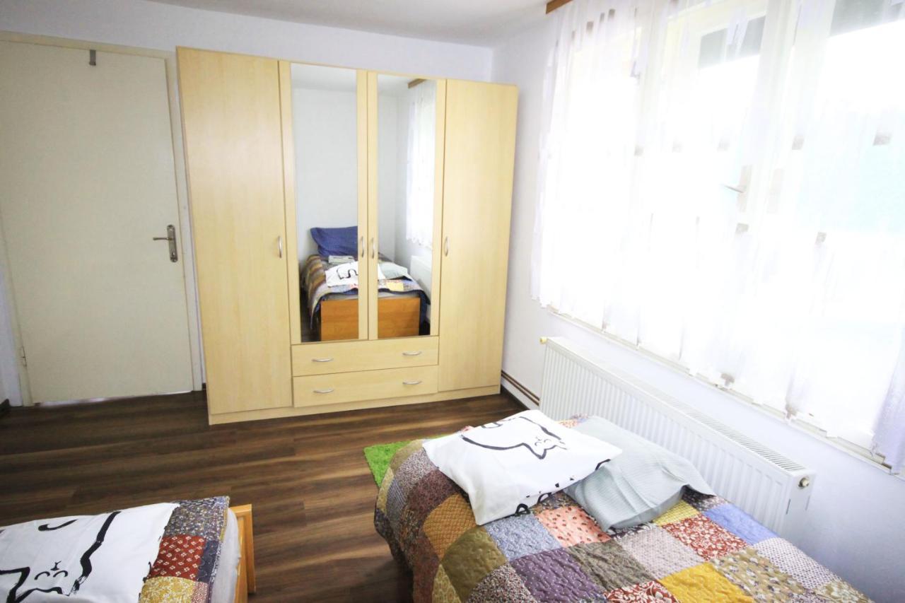 Small House In Целе Экстерьер фото