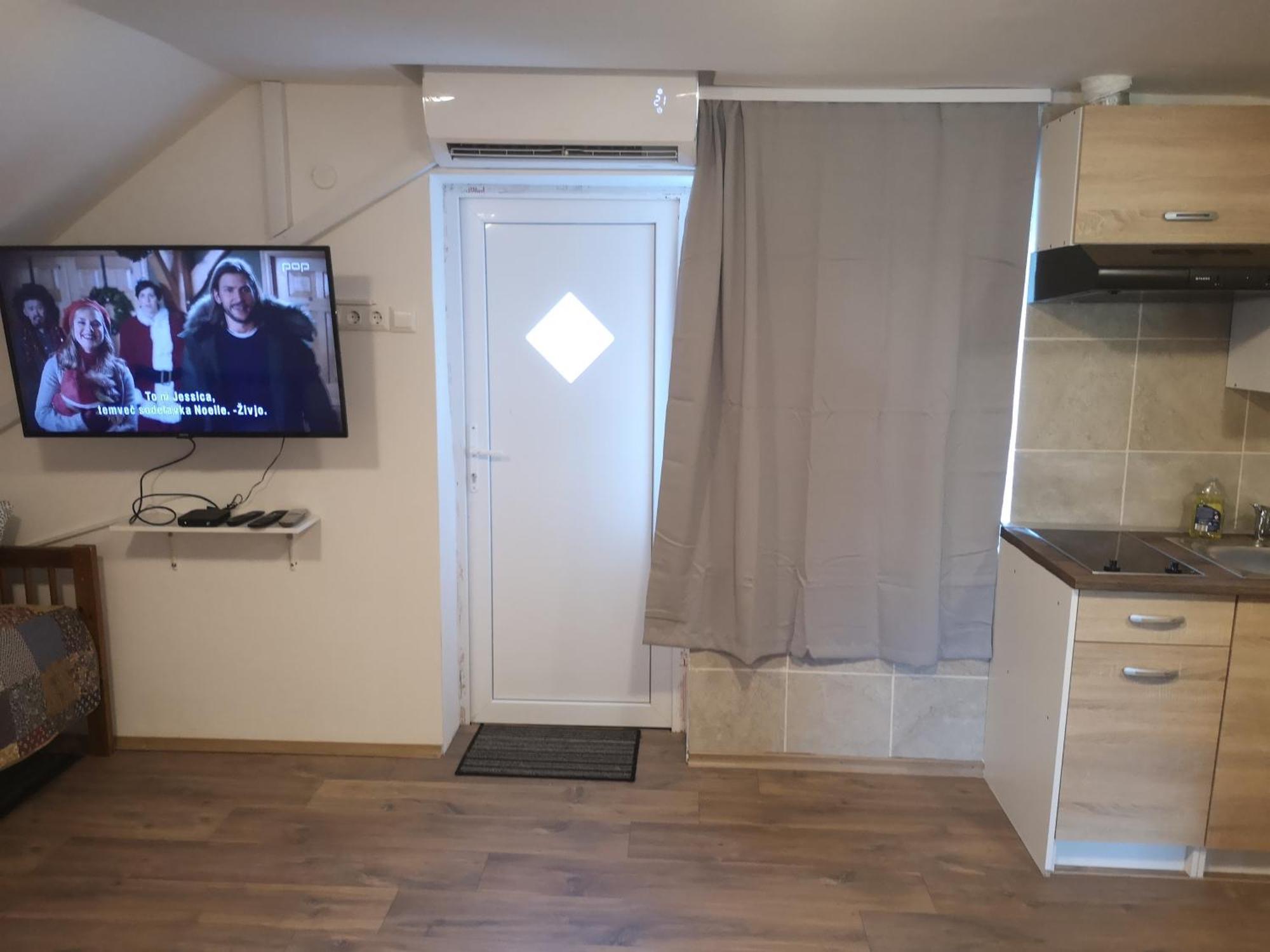 Small House In Целе Экстерьер фото